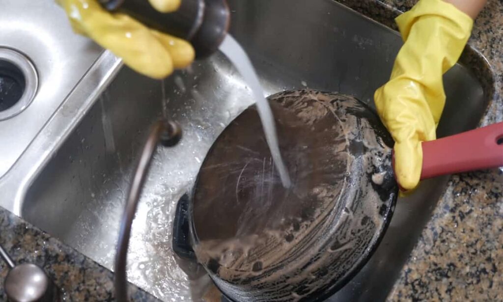 How to Clean Bottom of Pans and Pots: Different Ways Explained