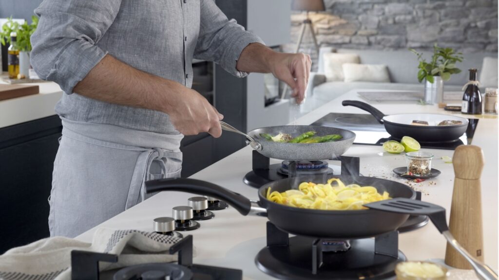 7 Best Carbon Steel Pans to Cook Like a Chief on Your Own Kitchen